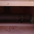 床下のパイプをノコピカで照らす